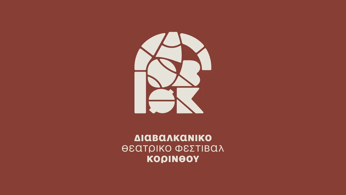 Κάθετο λογότυπο Διαβαλκανικού Θεατρικού Φεστιβάλ Κορίνθου σε κεραμιδί φόντο