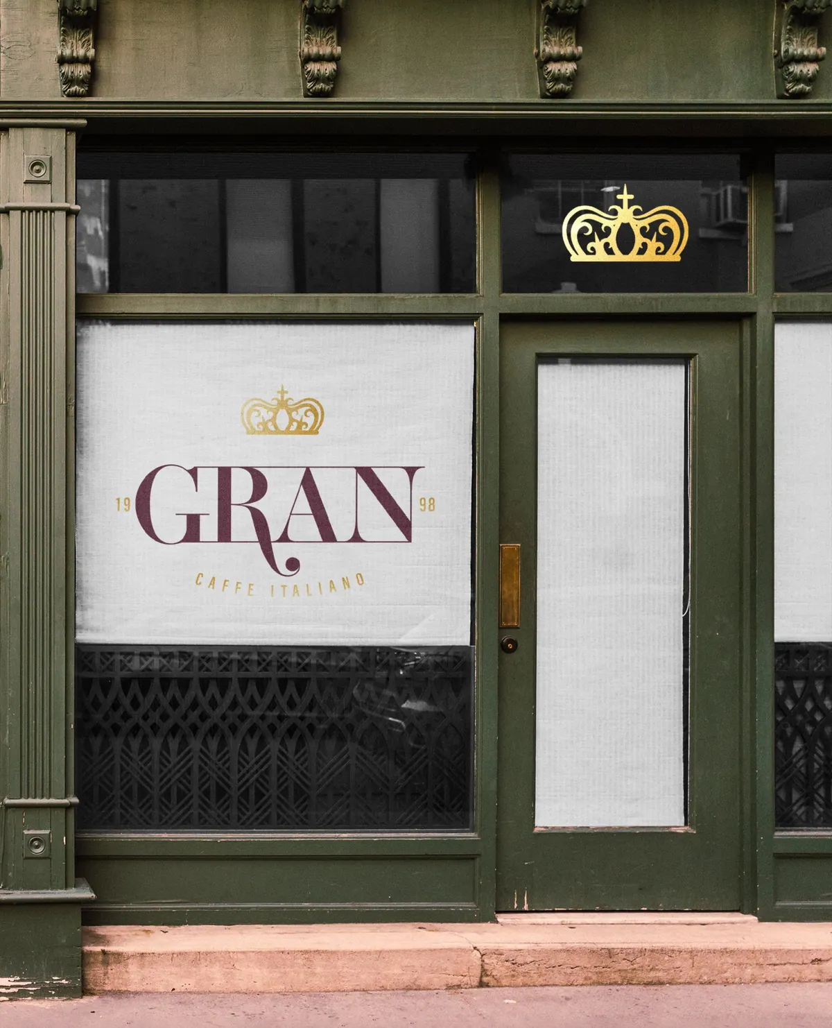 Βιτρίνα καφέ με το λογότυπο GRAN Caffè Italiano με στέμμα και 19 98, και χρυσό στέμμα στο πάνω τζάμι