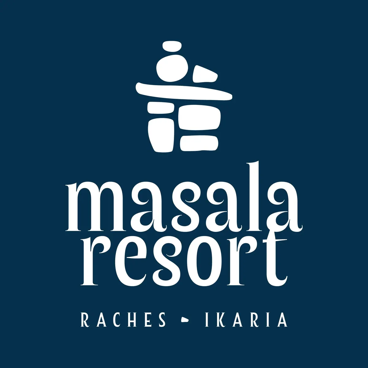 Λογότυπο Masala Resort σε λευκό πάνω σε βαθύ μπλε