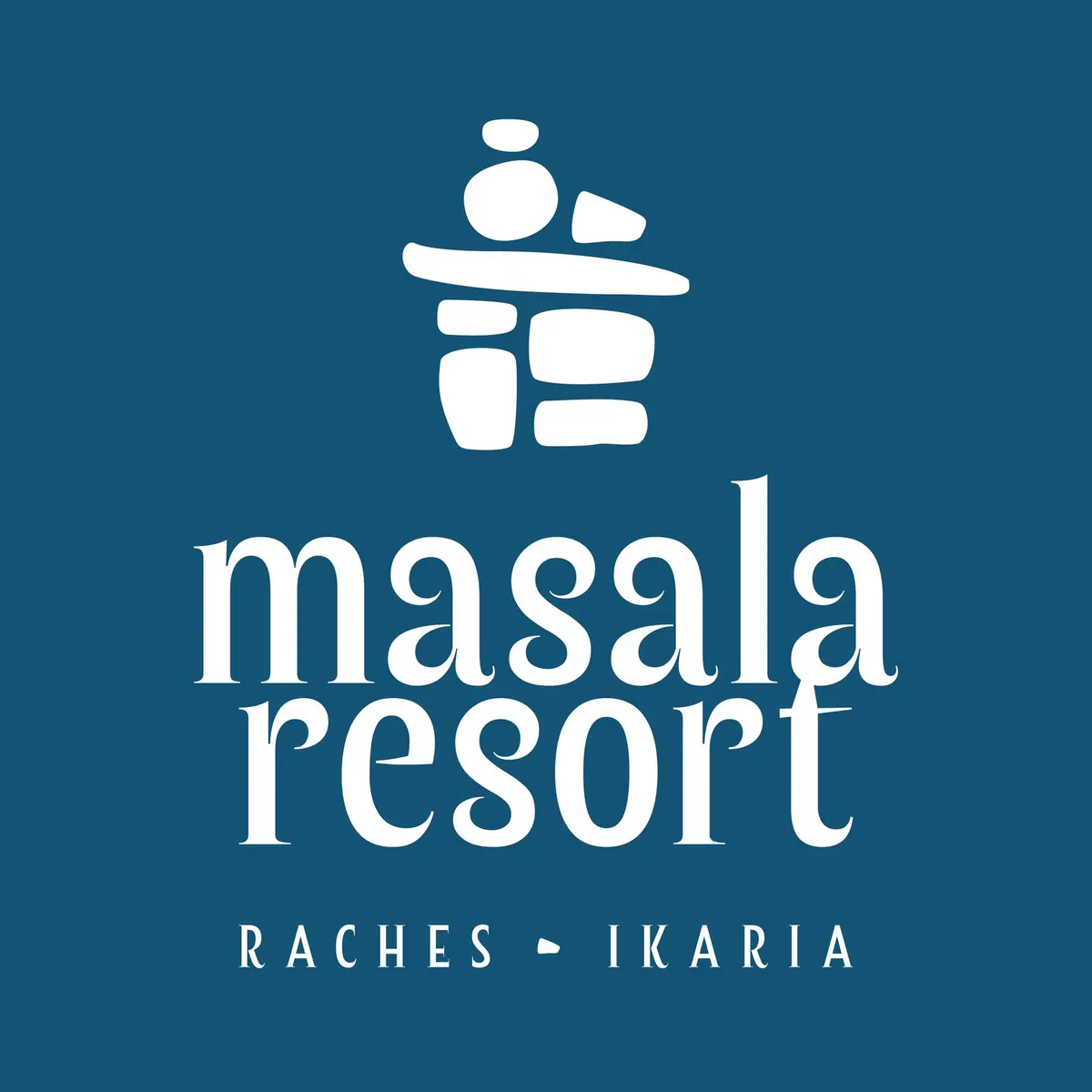 Λογότυπο Masala Resort σε λευκό πάνω σε μπλε του Αιγαίου