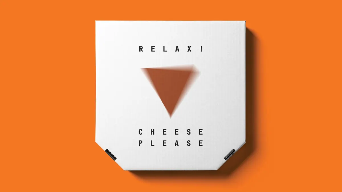 Κουτί πίτσας Relax! Cheese Please με κόκκινο τρίγωνο