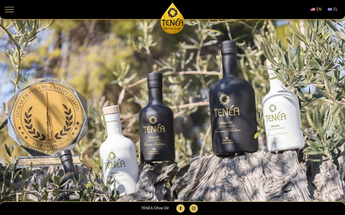 Αρχική σελίδα του tenea-oliveoil.com σε υπολογιστή με τα μπουκάλια TENÉA στον ελαιώνα