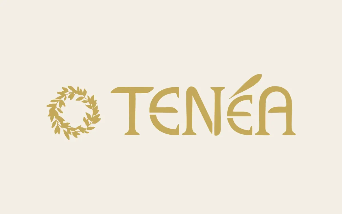 Οριζόντιο λογότυπο TENÉA σε χρυσό πάνω σε κρεμ φόντο