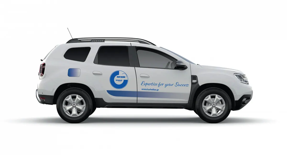 Πλαϊνή όψη του Dacia Duster με το σήμα TÜV NORD στην πίσω πόρτα και το Expertise for your Success